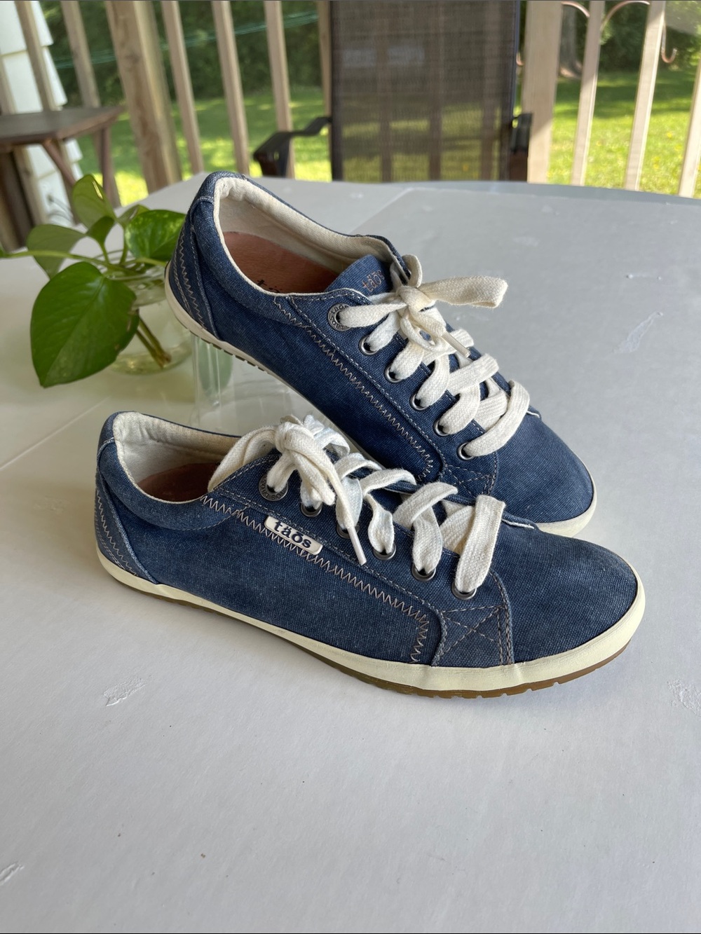 Taos Footwear Navy canvas Low-Top Sneakers with White Laces